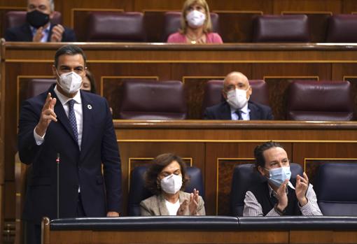 El presidente del Gobierno, Pedro Sánchez, junto a los vicepresidentes Carmen Calvo y Pablo Iglesias