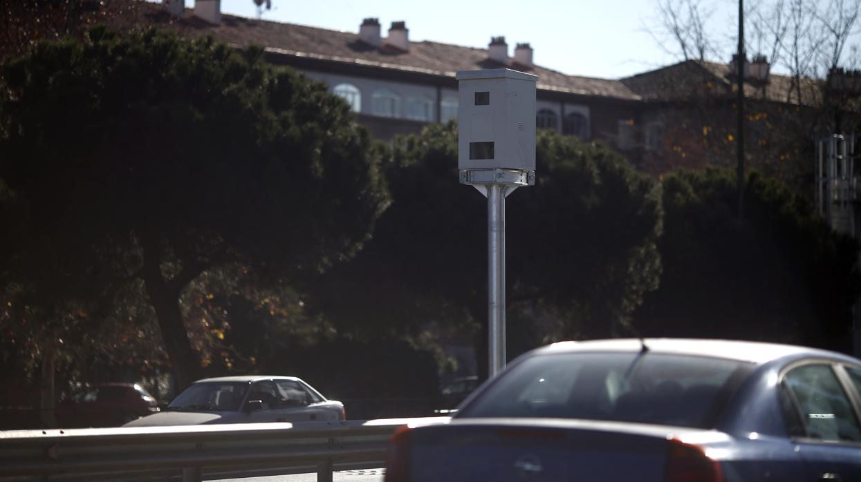 Un radar en el paseo de la Castellana de Madrid