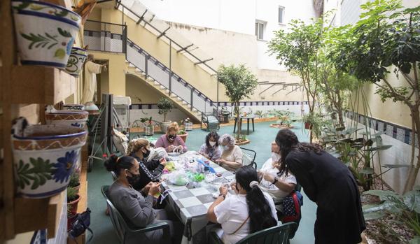 Imagen del taller de ganchilloen el piso gestionado por Pastoral Penitenciaria en Valencia