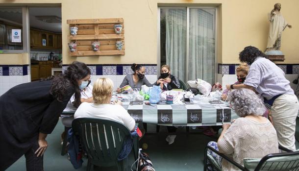 Imagen del taller de ganchilloen el piso gestionado por Pastoral Penitenciaria en Valencia