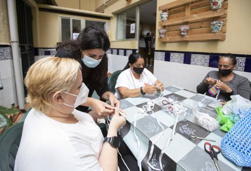 Imagen de Paula Camarasa, una de las responsables del taller, junto a sus alumnas