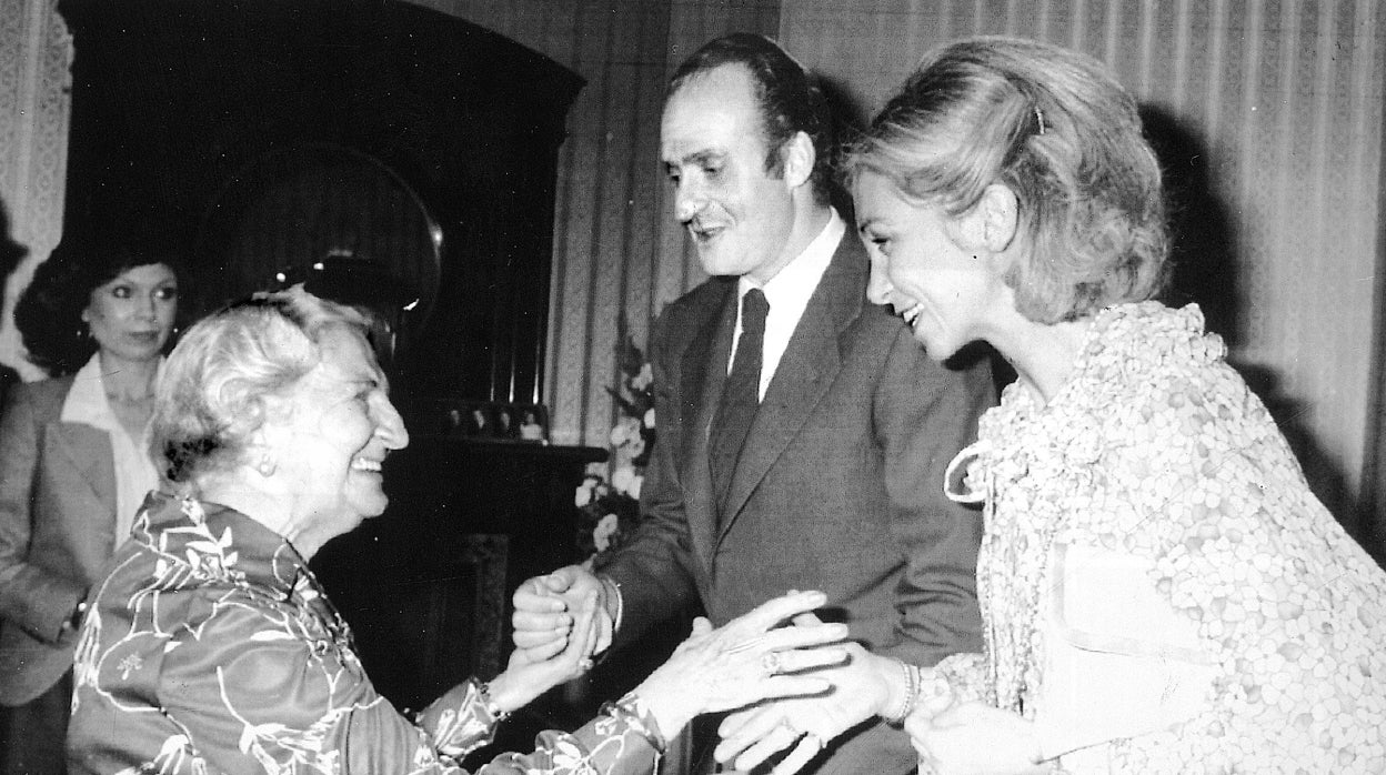 Don Juan Carlos y Doña Sofía, con la viuda de Azaña, Dolores Rivas Cherif, en México en noviembre de 1978