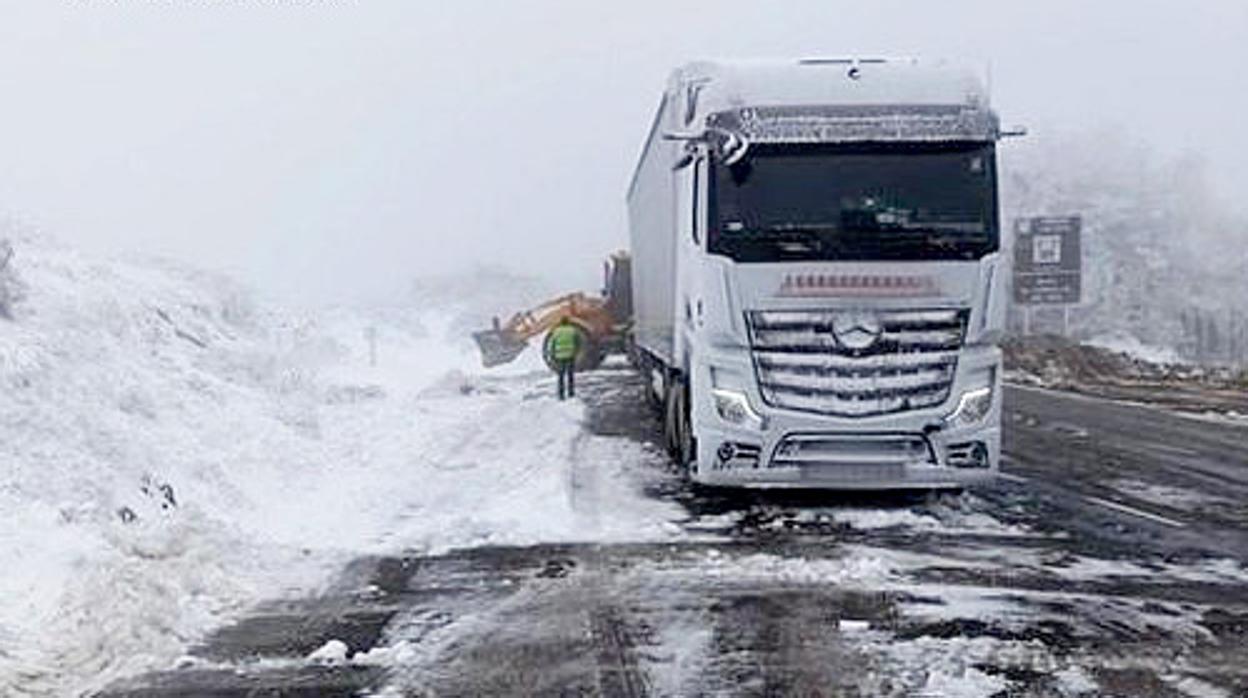 La Guardia Civil ha tenido que auxiliar a un camionero polaco atrapado por la nieve en Foncebadón (León)