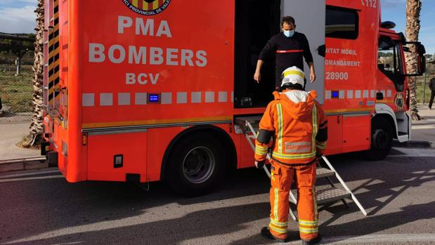 Muere un conductor de 48 años en Requena al colisionar su moto con un coche e incendiarse