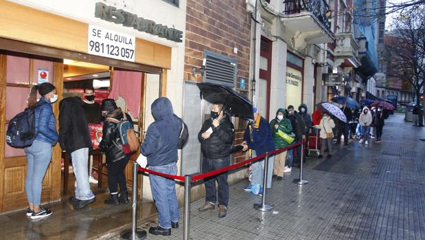 Colas en La Coruña para recoger una de las 3.000 cestas de Navidad donadas por un empresario