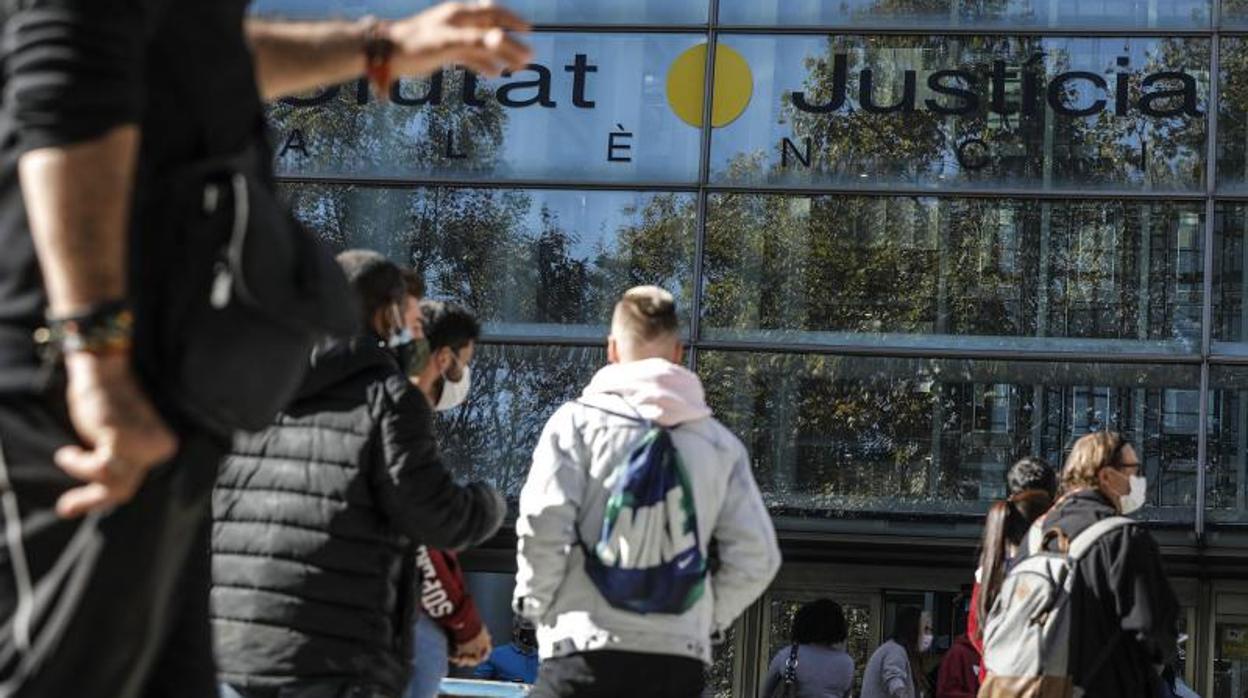 Colas en el acceso a la Ciudad de la Justicia de Valencia, durante la pandemia