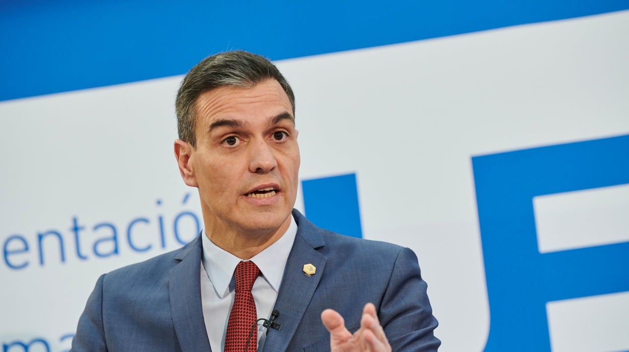 El presidente del Gobierno, Pedro Sánchez, durante la rueda de prensa ofrecida hoy en Bruselas tras participar en la reunión del Consejo Europeo, la última del año.