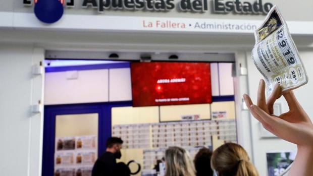 Lotería Navidad 2020 en Valencia: primeras colas para comprar tras una caída provisional del 30% de ventas