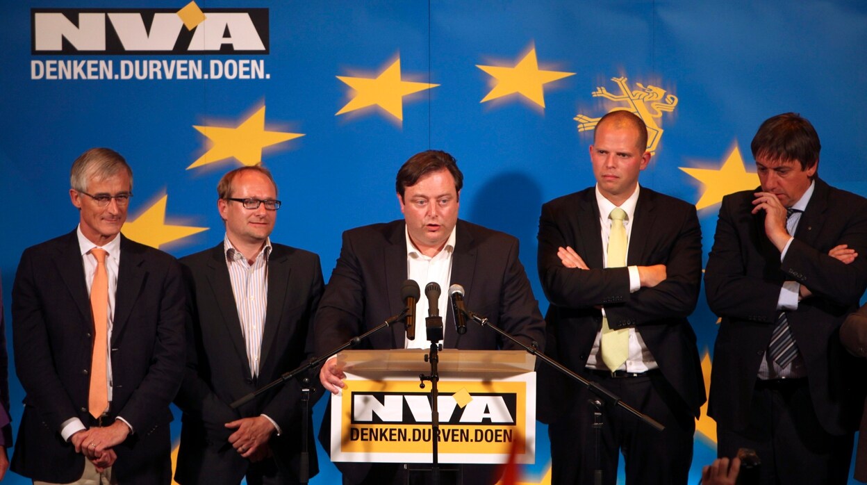 Bart De Wever, en el centro, en una comparecencia electoral en Bruselas