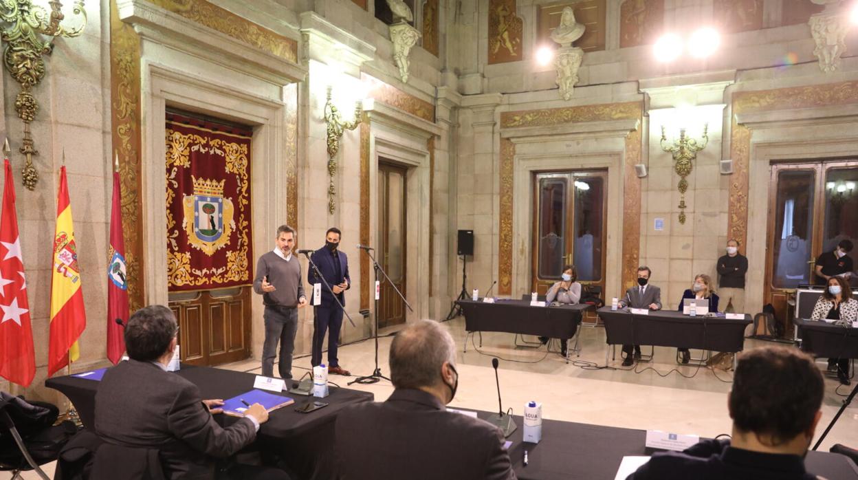 Reunión mantenida ayer entre el delegado de Familias, José Aniorte, y el consejero de Políticas Sociales, Javier Luengo, en la Casa de la Villa