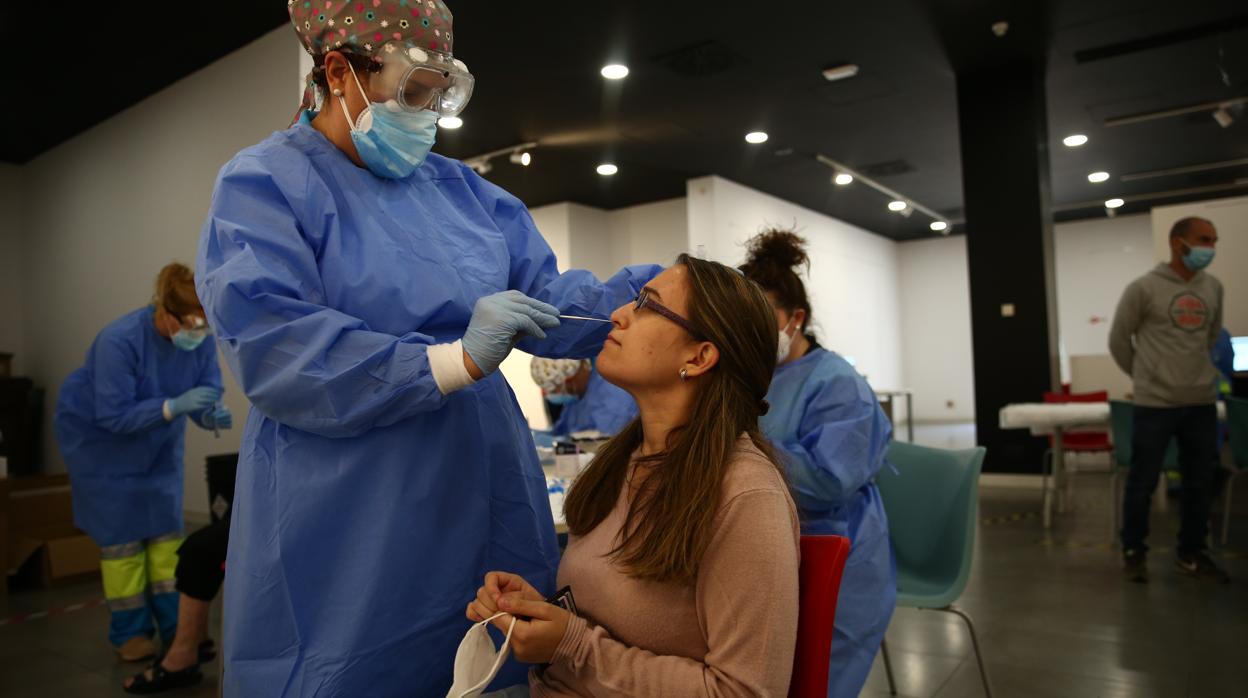 Una mujer se somete a un test de antígenos en Madrid