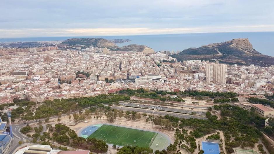 El vídeo con las vistas aéreas inéditas de la ciudad de Alicante desde un helicóptero en la actualidad