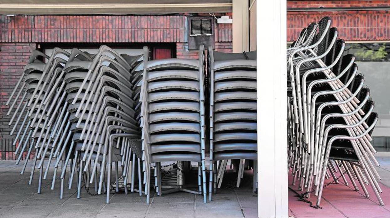 Sillas de la terraza de un establecimiento de hostelería de Valencia cerrado durante la pandemia