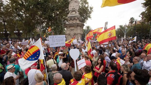 Piden dos años y nueve meses de cárcel por agredir a una mujer que quitaba lazos amarillos en Barcelona