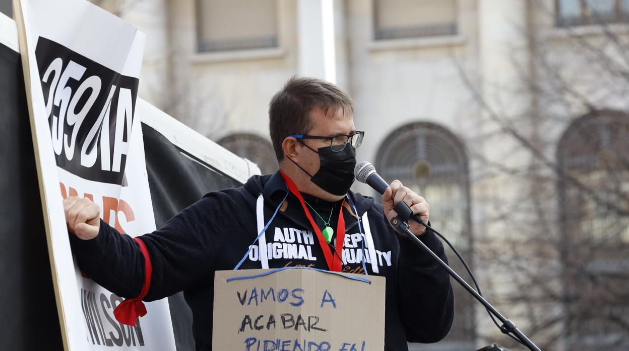 Un hostelero, durante la masiva manifestación que recorrió Zaragoza este domingo, en la que cargaron contra el Gobierno aragonés por su gestión de la pandemia