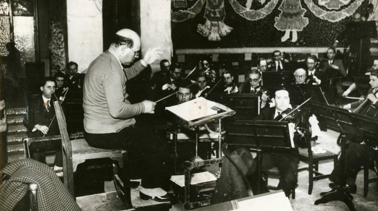 Casals dirigiendo su orquesta en el Palau de la Música