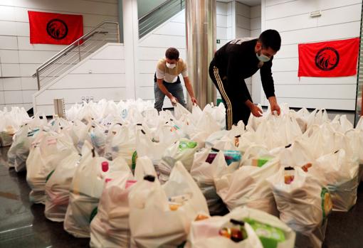 Imagen de las bolsas de alimentos preparadas antes del reparto