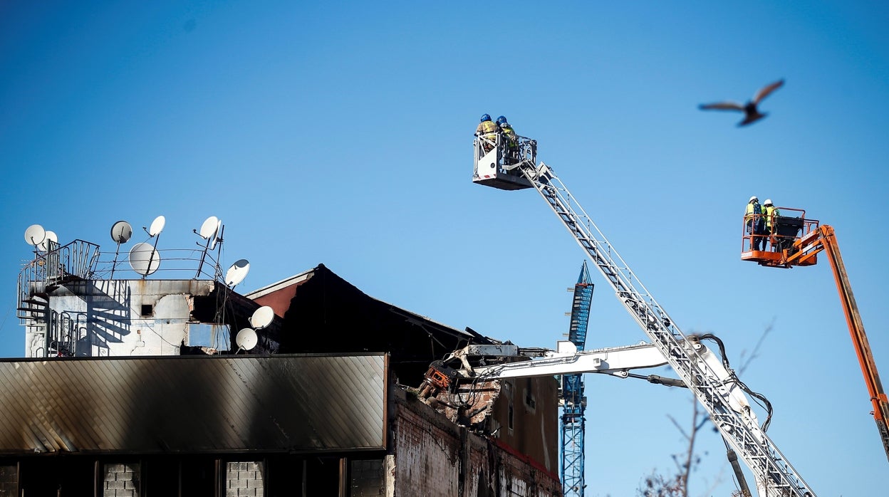 Los operarios trabajan desde el sábado en la demolición de la nave incendiada