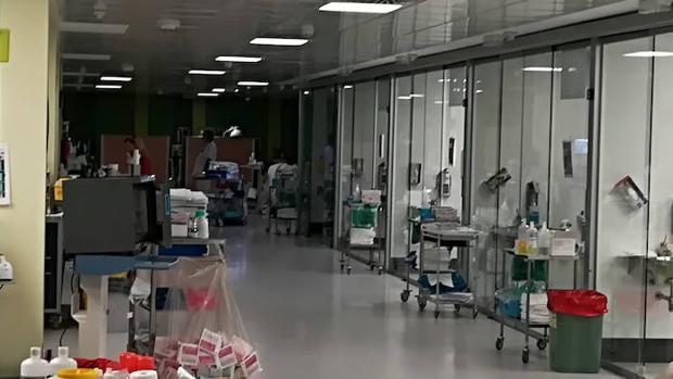 El Hospital General de Valencia aísla a los enfermos de coronavirus en la UCI con parabanes de madera