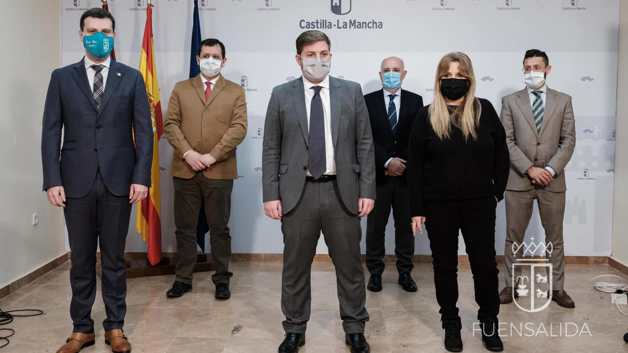El consejero de Fomento junto con los alcaldes de Fuensalida, Portillo de Toledo y otras autoridades