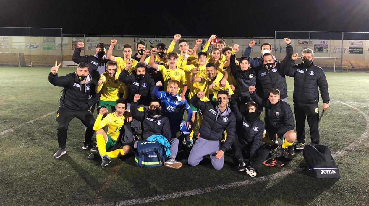 La plantilla del Juvenil Nacional del Atlético Tomelloso se fotografía este sábado tras su partido en La Roda