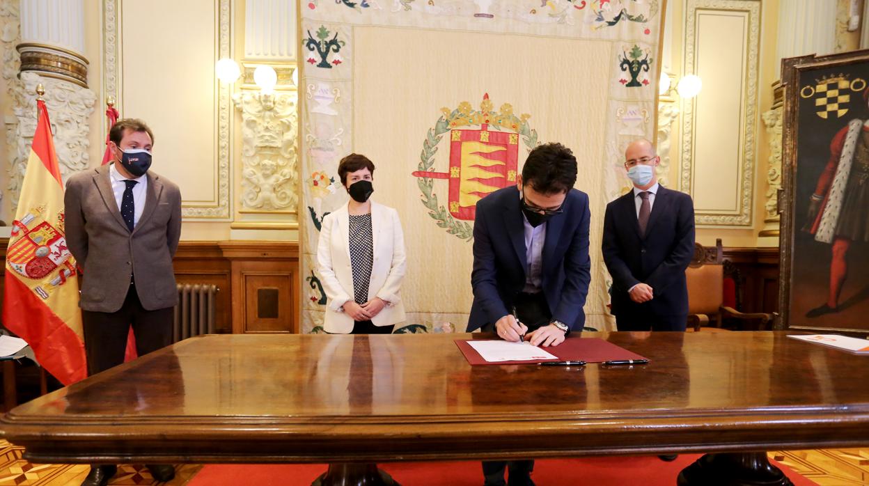 Firma del acuerdo entre el Gobierno Municipal y Ciudadanos sobre los Presupuestos de 2021 del Ayuntamiento de Valladolid, con la participación de los portavoces del PSOE, VTLP y Cs