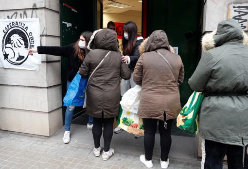 Imagen del reparto de alimentos de este lunes en Valencia