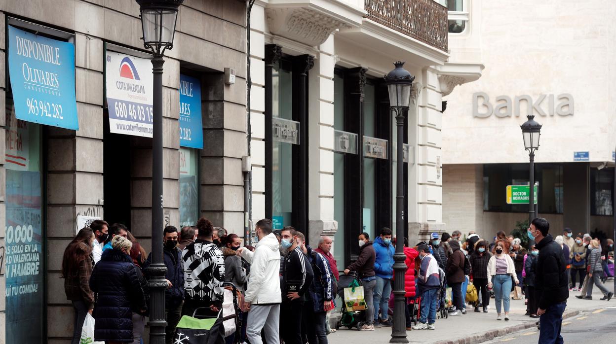 Imagen de la cola formada este lunes en Valencia