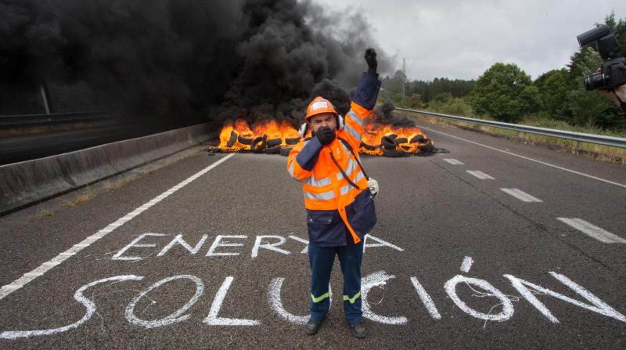 Úna protestas de los trabajadores de Alcoa San Cibrao