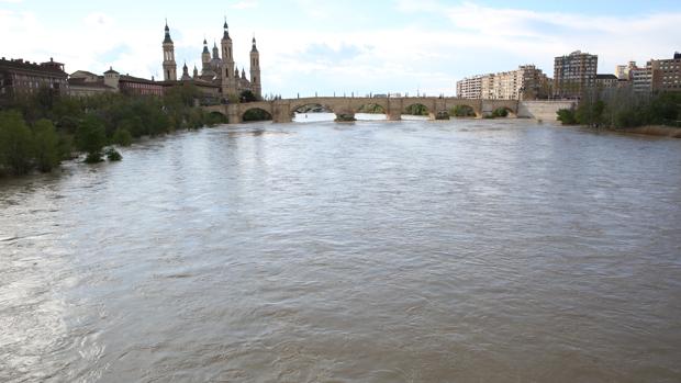 La riada del Ebro llena el embalse de Mequinenza tras tener en vilo a los pueblos ribereños