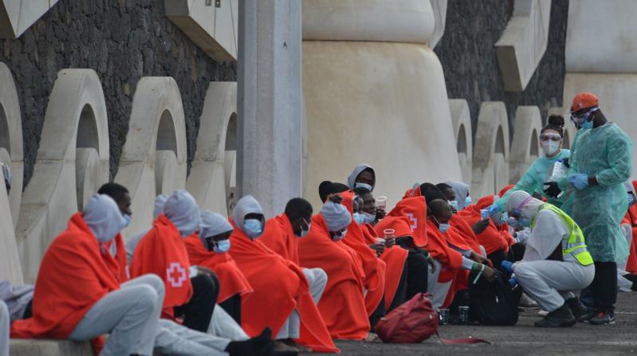 Inmigrantes subsaharianos llegados a la isla de El Hierro en cayuco
