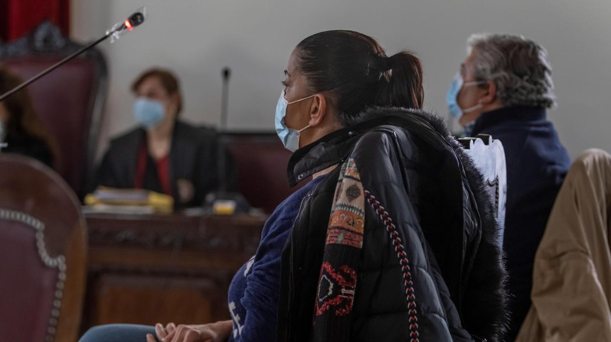 Juliana Fernández de la Cueva y Vicente González, esta mañana en la Audiencia de Toledo