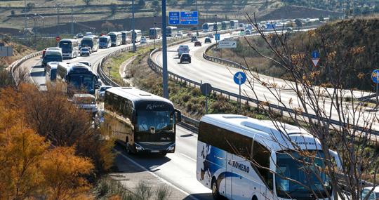 En la imagen, algunos de los autobuses que han participado en esta manifestación