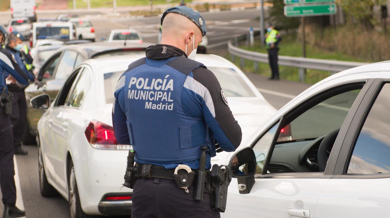 Control de la Policía Municipal en la capital para vigir las restricciones de movilidad