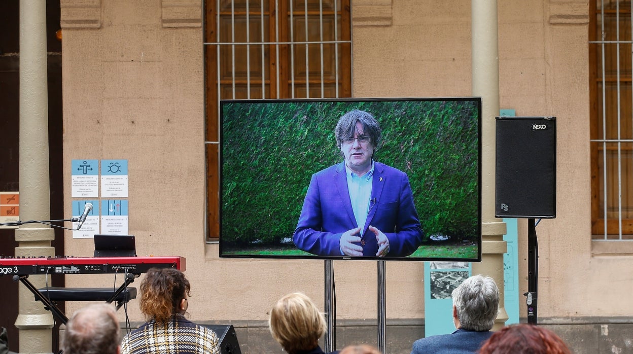 Carles Puigdemont, el lunes, interviniendo por vídeo en un acto independentista en Barcelona