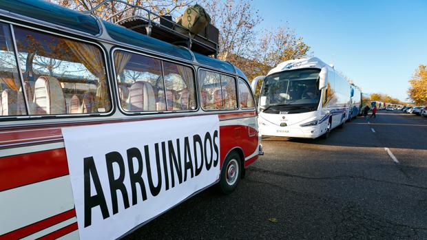 Más de 120 autobuses claman en Toledo por el pago  de 1.300.000 euros de deuda