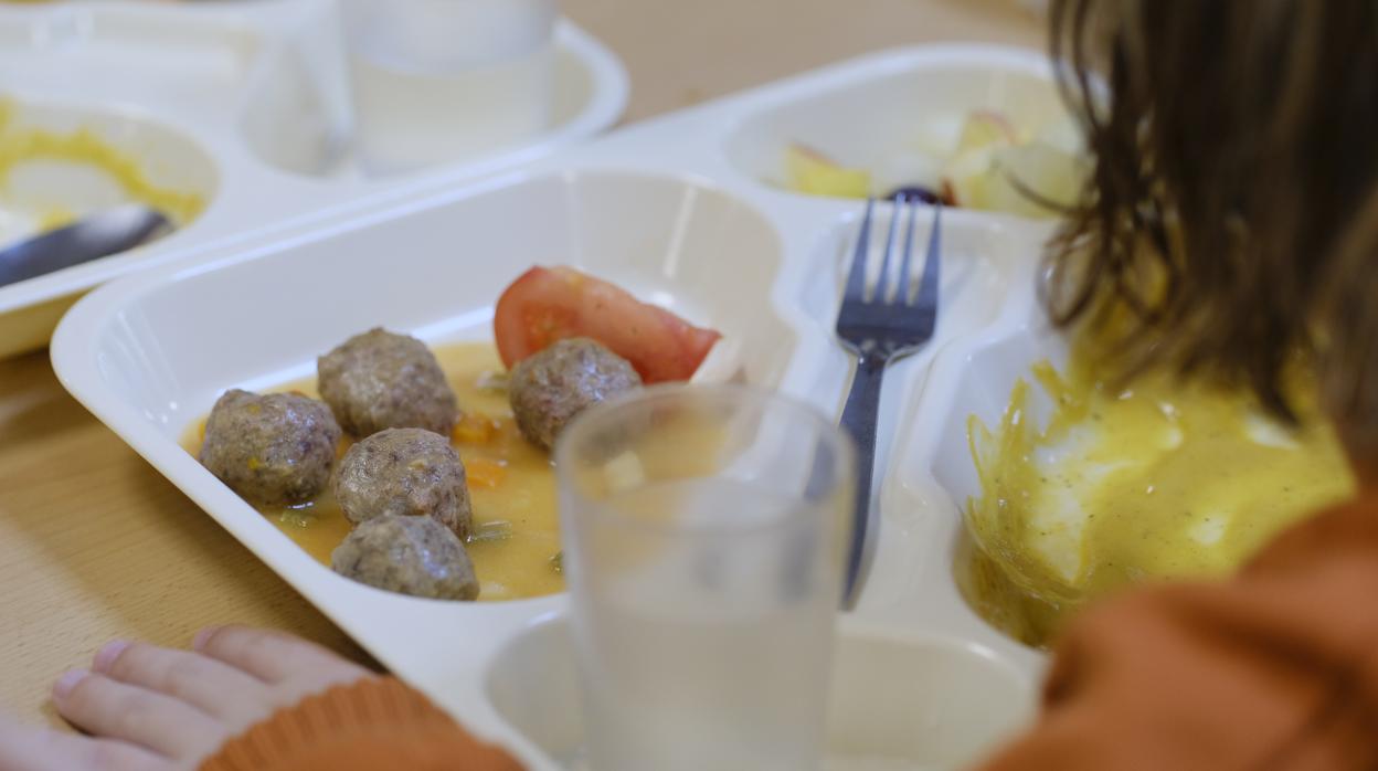 Una niña en un comedor escolar en una imagen de archivo