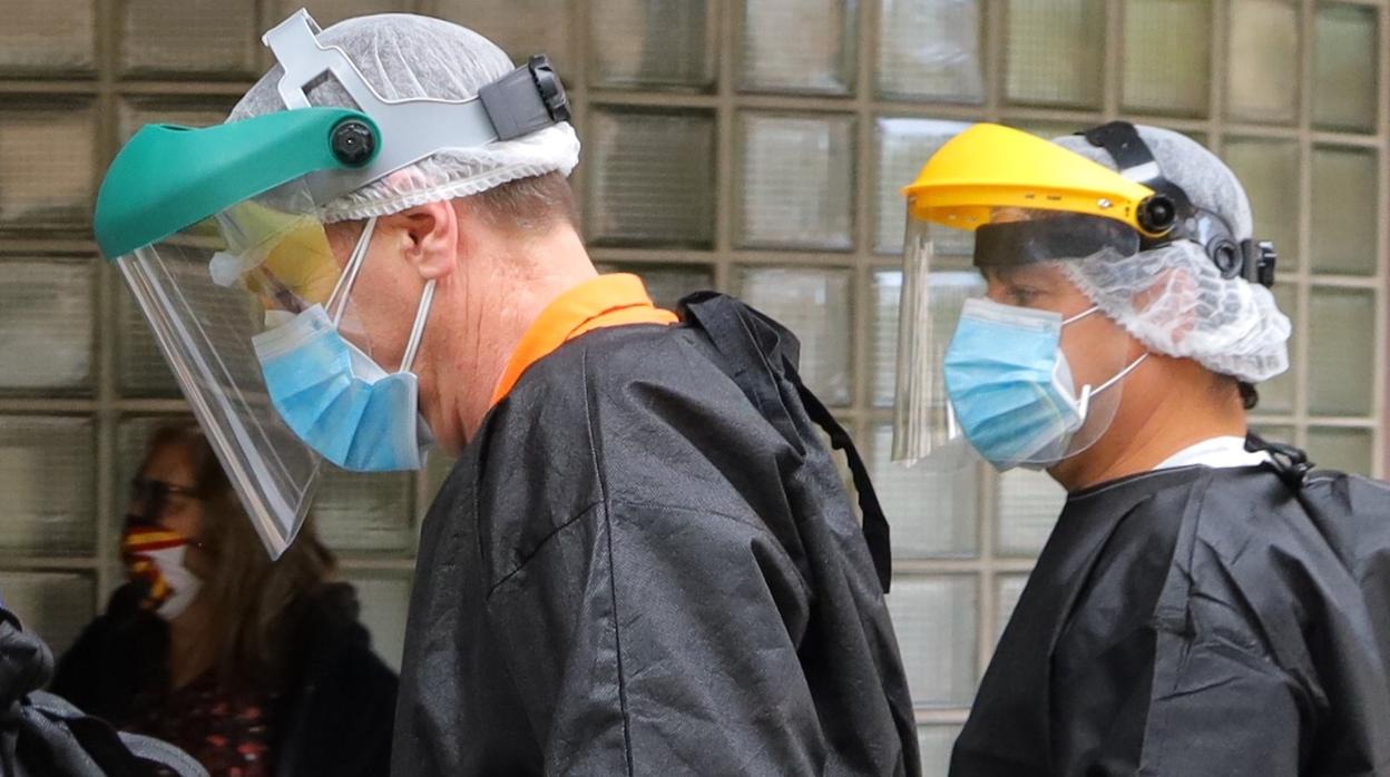 Sanitarios de emergencias a las puertas de un hospital de Zaragoza