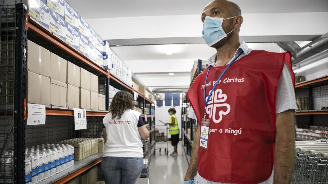 Un voluntario de Cáritas, durante la pandemia