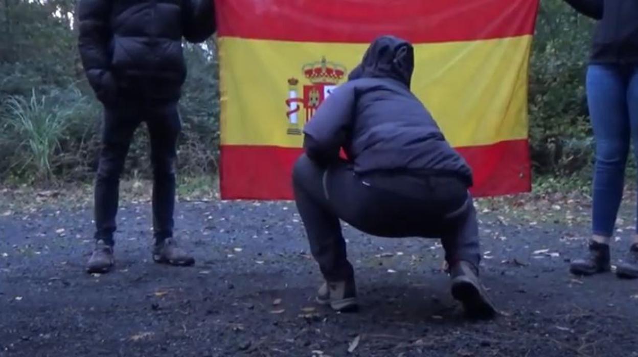 Juventudes del nacionalismo radical roban y queman la bandera del Ayuntamiento de Galdácano, en Vizcaya