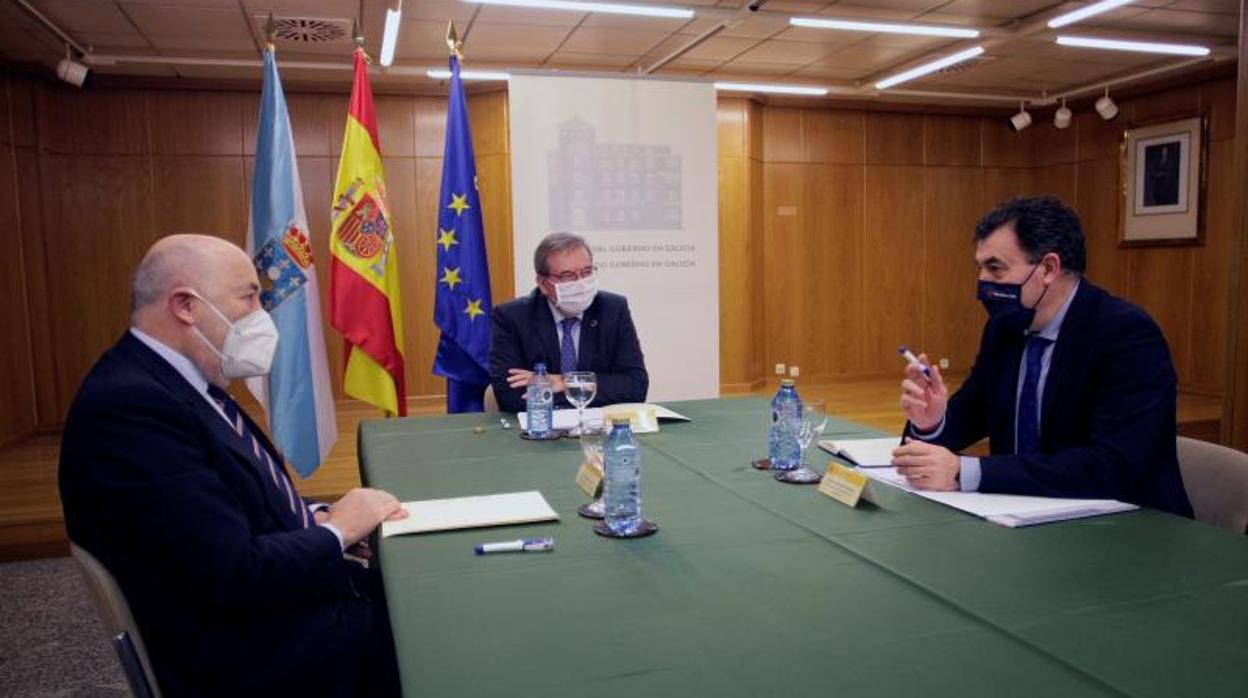 El secretario de Estado de Memoria Democrática, Fernando Martínez (centro), preside la reunión junto al delegado del Gobierno en Galicia, Javier Losada (izq.) y el conselleiro de Educación y Cultura de la Xunta, Román Rodríguez