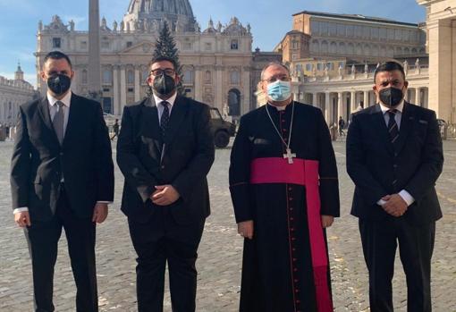 El Papa bendice una fotografía de la hija de un policía local de Ávila enferma de cáncer