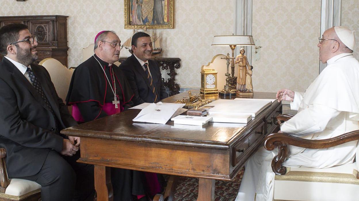 El alcalde de Ávila, Jesús Manuel Sánchez Cabrera; el obispo de la Diócesis de Ávila, José María Gil Tamayo; y el presidente de la Diputación de Ávila, Carlos García, junto al Papa Francisco