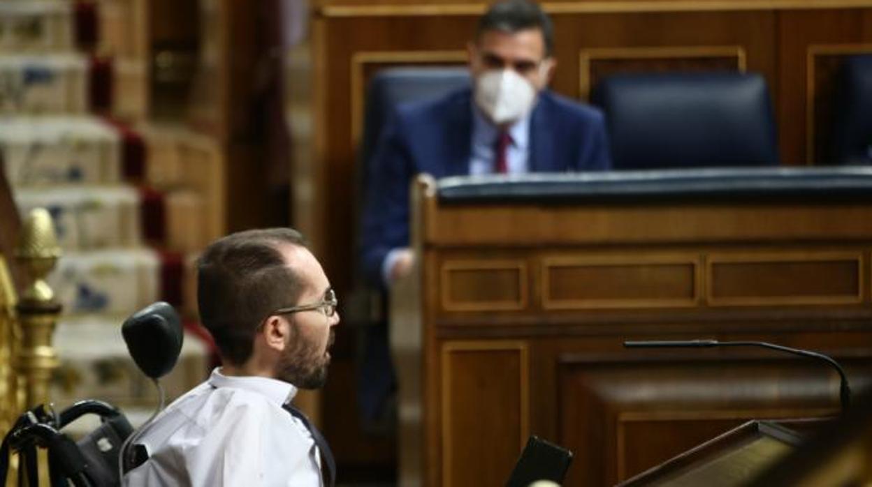 Pablo Echenique y Pedro Sánchez, en el Congreso de los Diputados