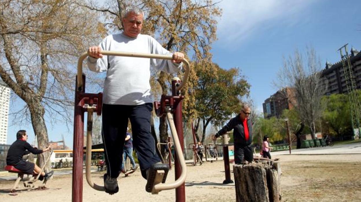 Mayores haciendo ejercicio junto al río Pisuerga, en la capital vallisoletana