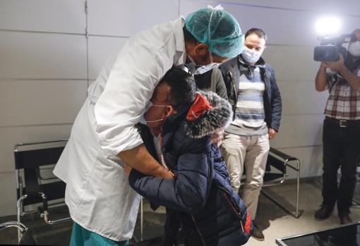 Imagen del doctor Pedro Cavadas y el paciente Ali Amnad tras operarle de una severa deformidad facial izquierda