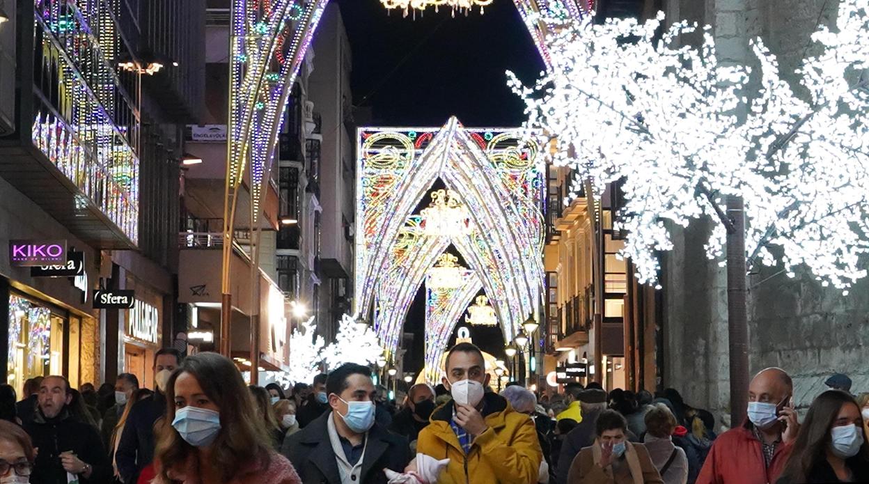 Céntrica calle vallisoletana con gran afluencia de gente esta Navidad