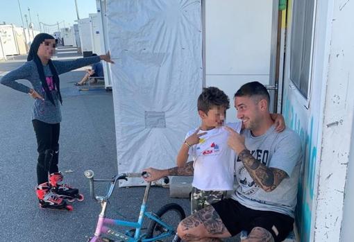 Santiago Sánchez, junto a dos pequeños refugiados en el campo