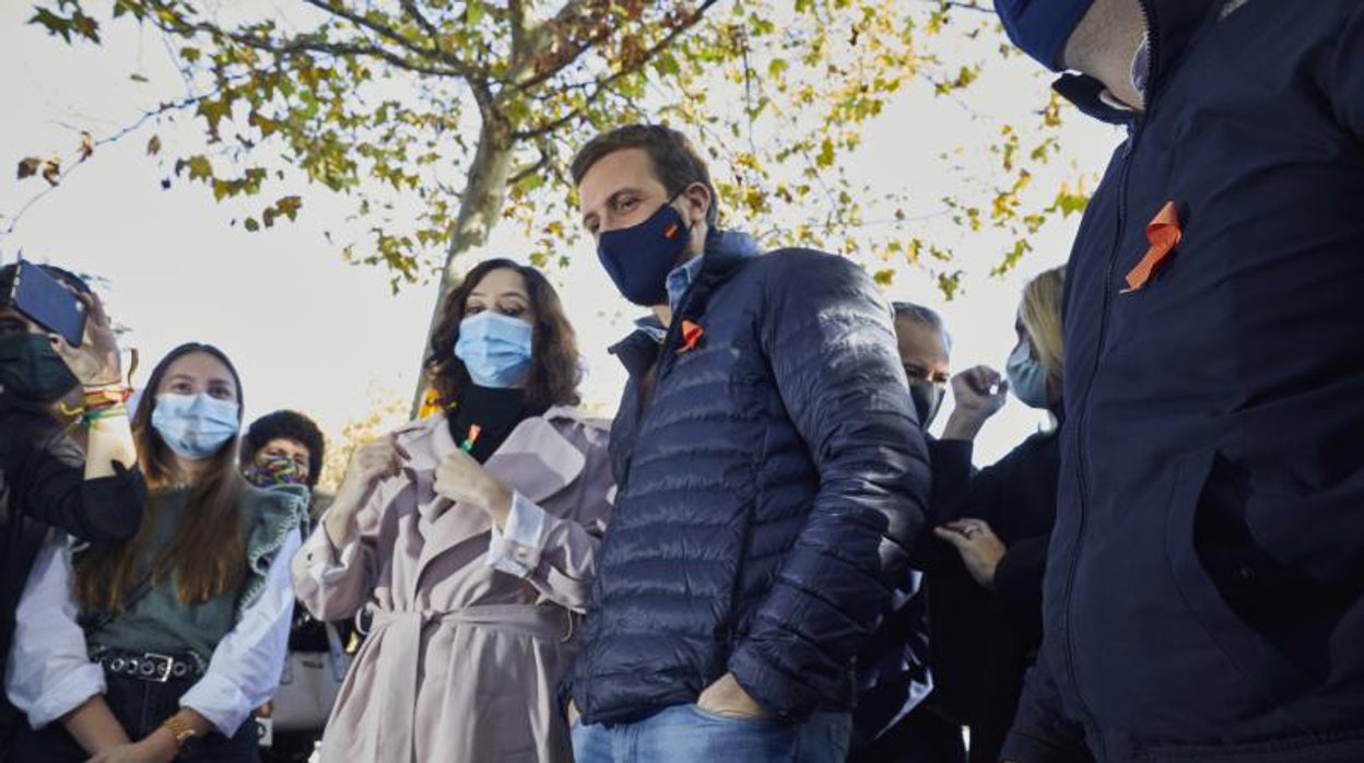 Pablo Casado, con Isabel Díaz Ayuso, en Madrid