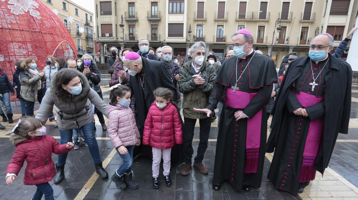 El nuevo obispo de León., Luis Ángel de las Heras, saluda a varios niños e